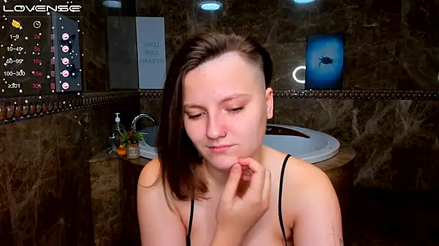 Snapshot of MelindaTin chatting on 11-12-25, 01:06 MelindaTin online show from 11-12-25, 01:06