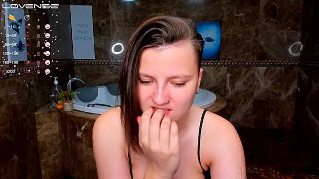 Snapshot of MelindaTin chatting on 11-24-25, 12:32 MelindaTin online show from 11-24-25, 12:32