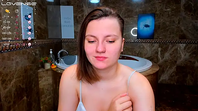 Snapshot of MelindaTin chatting on 11-30-25, 12:14 MelindaTin online show from 11-30-25, 12:14