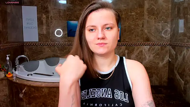 Snapshot of MelindaTin chatting on 02-26-26, 07:40 MelindaTin online show from 02-26-26, 07:40