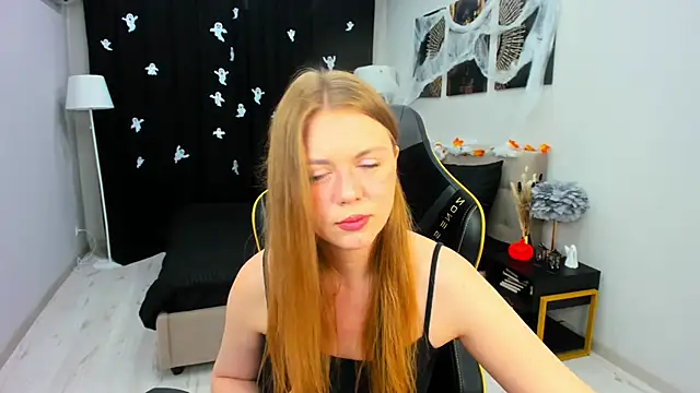 Strawberrye online show from 10-28-25, 04:38