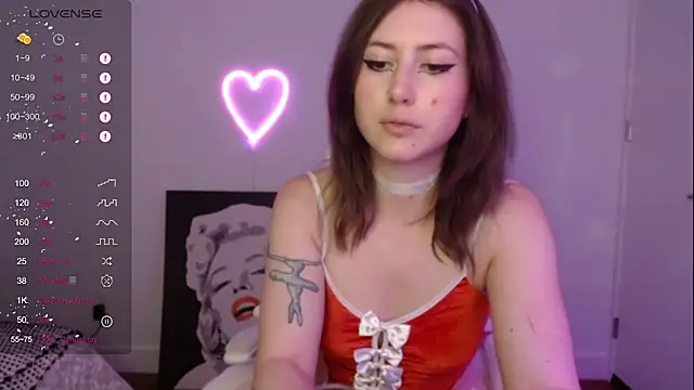 Snapshot of PlayfulApril chatting on 12-17-24, 01:18 PlayfulApril online show from 12-17-24, 01:18