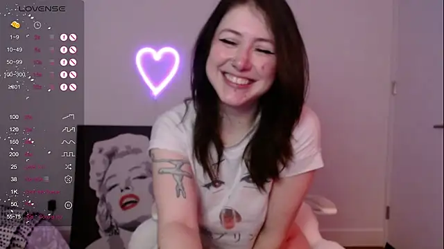 Snapshot of PlayfulApril chatting on 02-21-25, 05:13 PlayfulApril online show from 02-21-25, 05:13