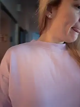 Snapshot of HollyTattoo chatting on 12-03-24, 01:10 HollyTattoo online show from 12-03-24, 01:10