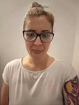 Snapshot of HollyTattoo chatting on 01-14-25, 05:01 HollyTattoo online show from 01-14-25, 05:01