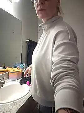 Snapshot of HollyTattoo chatting on 01-22-25, 02:24 HollyTattoo online show from 01-22-25, 02:24