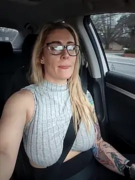 Snapshot of HollyTattoo chatting on 02-19-25, 10:09 HollyTattoo online show from 02-19-25, 10:09