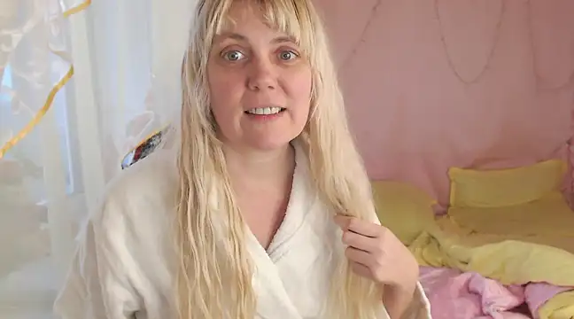 Snapshot of SunnySylvia chatting on 12-25-24, 12:05 SunnySylvia online show from 12-25-24, 12:05