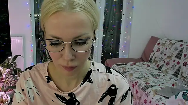 Snapshot of BowToYourWeakness chatting on 12-28-24, 06:40 BowToYourWeakness online show from 12-28-24, 06:40