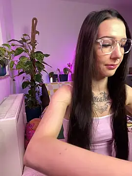 Snapshot of Trixie-Tainted chatting on 02-14-25, 10:17 Trixie-Tainted online show from 02-14-25, 10:17