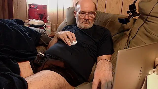 Snapshot of snickers1 chatting on 12-23-25, 09:40 snickers1 online show from 12-23-25, 09:40