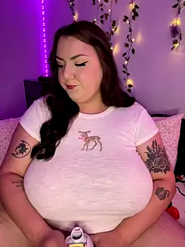 Snapshot of honeyviolet chatting on 10-03-25, 04:09 honeyviolet online show from 10-03-25, 04:09