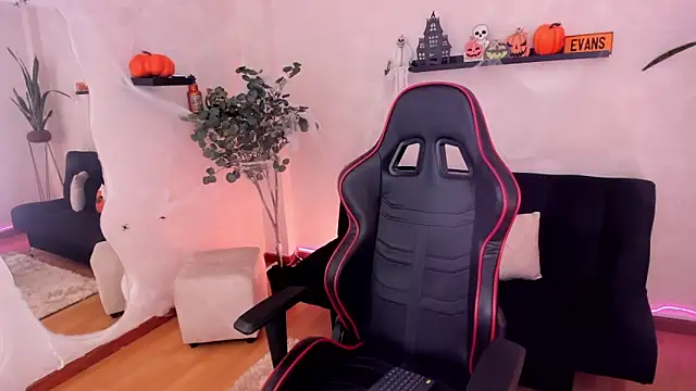 EmmyEvans1 online show from 10-28-25, 08:11