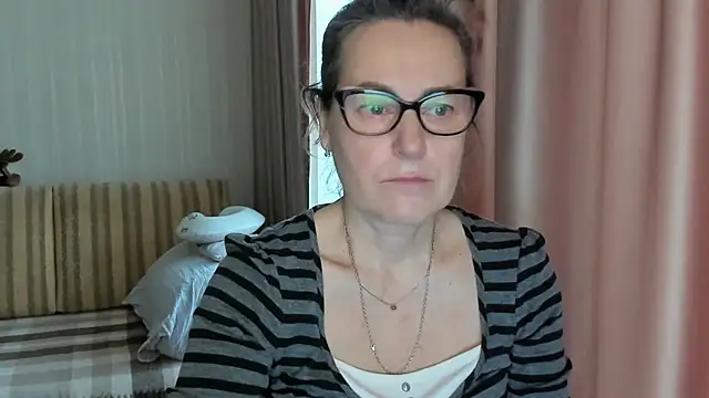 lauraoven online show from 02-19-25, 07:06