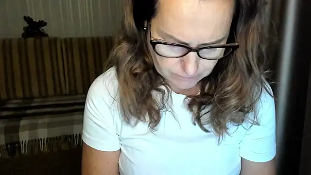 lauraoven online show from 10-28-25, 02:09