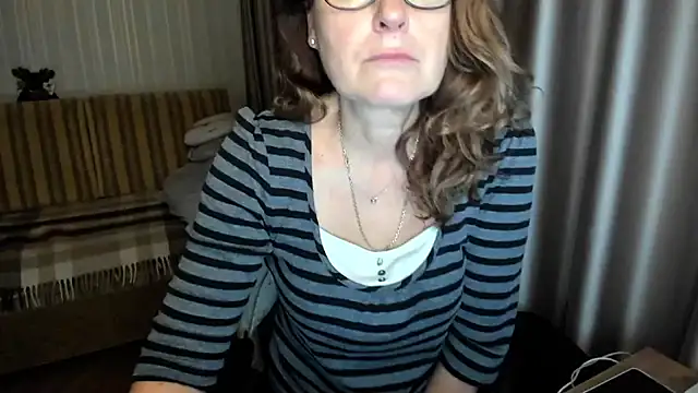 lauraoven online show from 11-23-25, 04:29