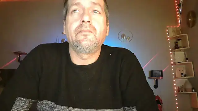 Snapshot of matrikes1 chatting on 11-22-25, 01:48 matrikes1 online show from 11-22-25, 01:48