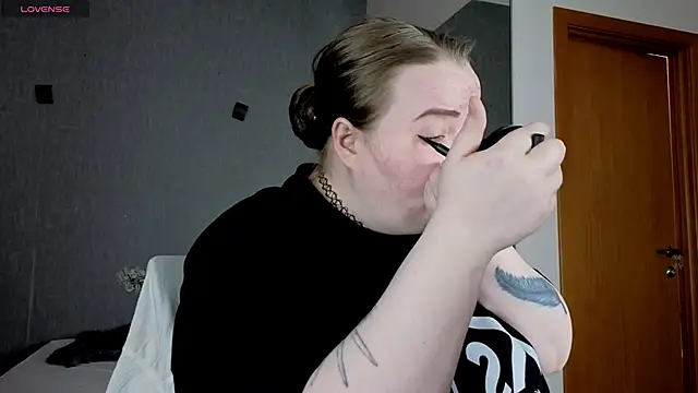 Snapshot of EMMA__CONNOR chatting on 09-28-25, 10:42 EMMA  CONNOR online show from 09-28-25, 10:42