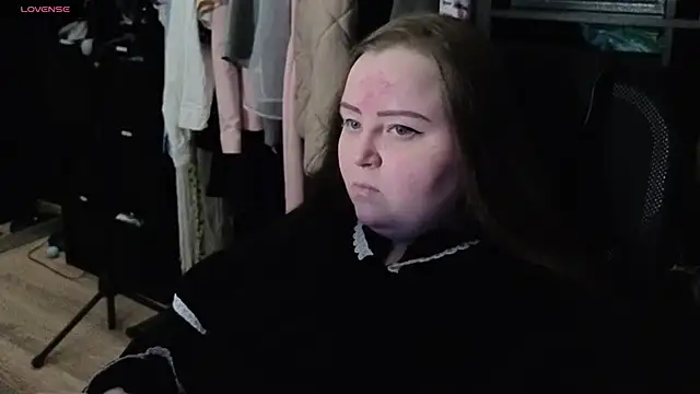 Snapshot of EMMA__CONNOR chatting on 10-17-25, 12:01 EMMA  CONNOR online show from 10-17-25, 12:01