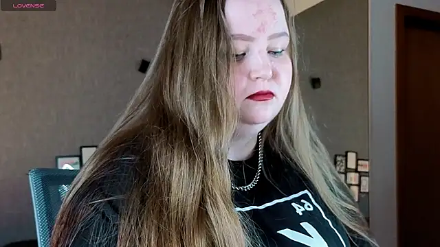 Snapshot of EMMA__CONNOR chatting on 10-20-25, 05:24 EMMA  CONNOR online show from 10-20-25, 05:24