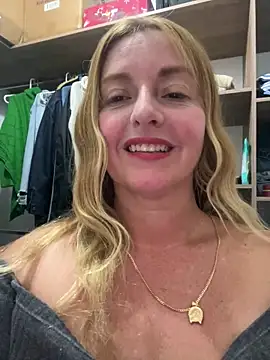 Snapshot of moniquerainx chatting on 06-19-26, 02:16 moniquerainx online show from 06-19-26, 02:16
