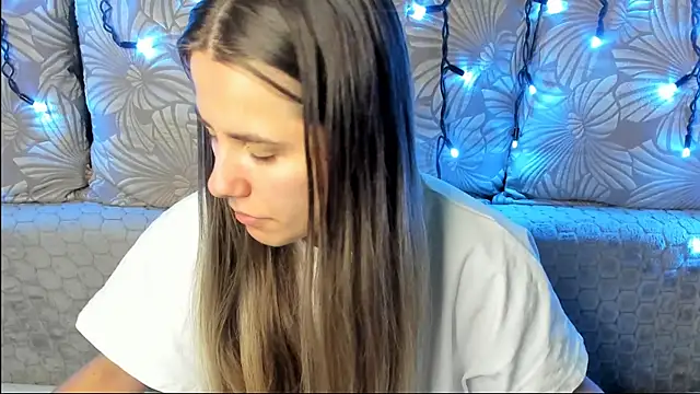 Snapshot of MaggieCake chatting on 06-19-26, 03:00 MaggieCake online show from 06-19-26, 03:00