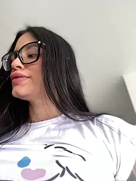 LaraHenao online show from 03-04-25, 01:06