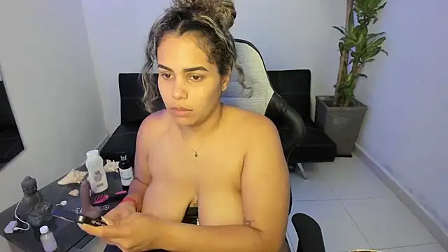 Snapshot of alyssannVhm chatting on 01-14-25, 03:32 alyssannVhm online show from 01-14-25, 03:32