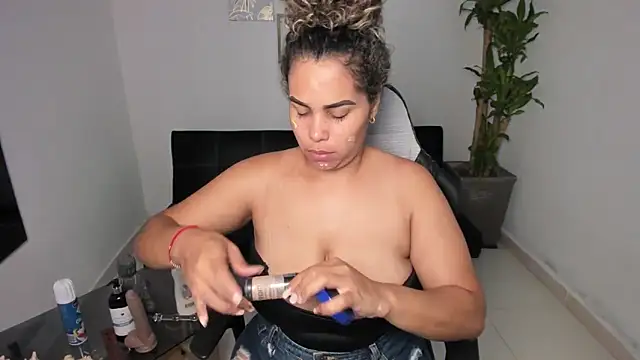 Snapshot of alyssannVhm chatting on 02-02-25, 07:25 alyssannVhm online show from 02-02-25, 07:25