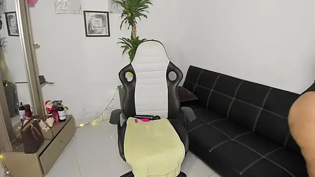 Snapshot of alyssannVhm chatting on 12-20-25, 02:29 alyssannVhm online show from 12-20-25, 02:29