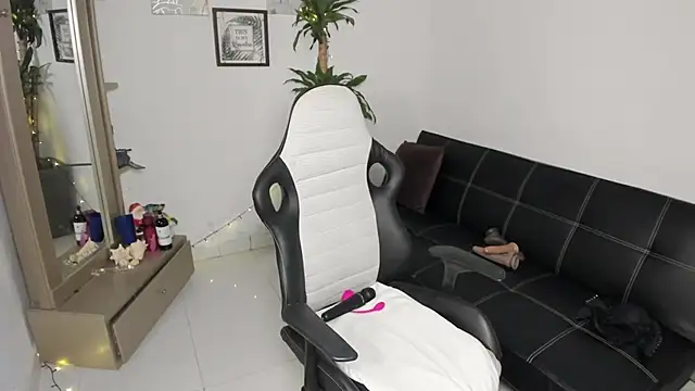 Snapshot of alyssannVhm chatting on 01-08-26, 11:07 alyssannVhm online show from 01-08-26, 11:07