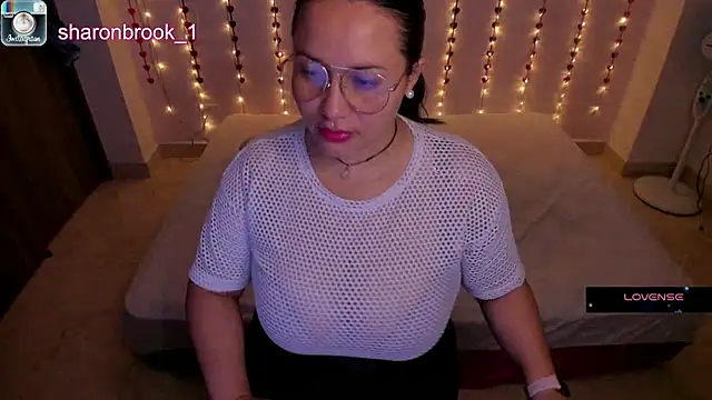 Snapshot of sharon_1 chatting on 12-18-24, 02:32 sharon 1 online show from 12-18-24, 02:32