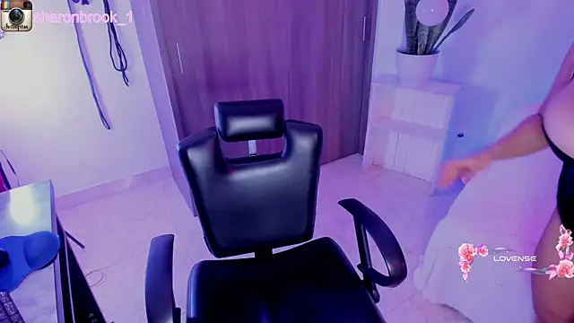 Snapshot of sharon_1 chatting on 10-15-25, 03:39 sharon 1 online show from 10-15-25, 03:39