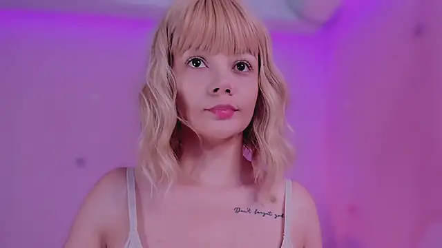 Snapshot of bella_adams_ chatting on 02-13-25, 07:52 bella adams online show from 02-13-25, 07:52