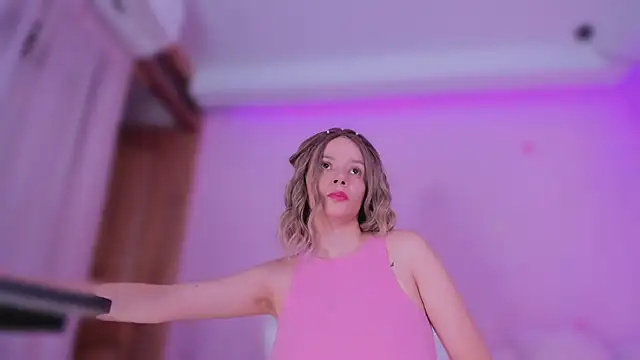 Snapshot of bella_adams_ chatting on 03-06-25, 10:47 bella adams online show from 03-06-25, 10:47