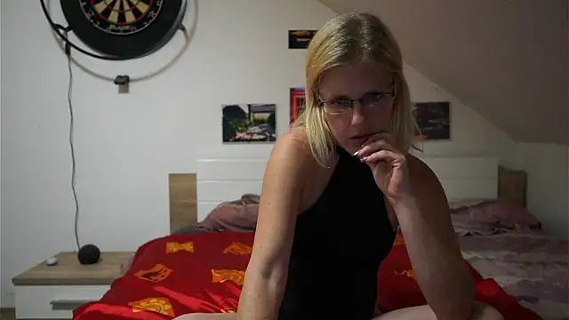 Snapshot of Moistdevil chatting on 10-07-25, 05:10 Moistdevil online show from 10-07-25, 05:10