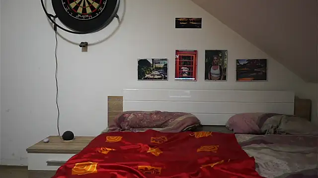 Snapshot of Moistdevil chatting on 10-22-25, 04:29 Moistdevil online show from 10-22-25, 04:29