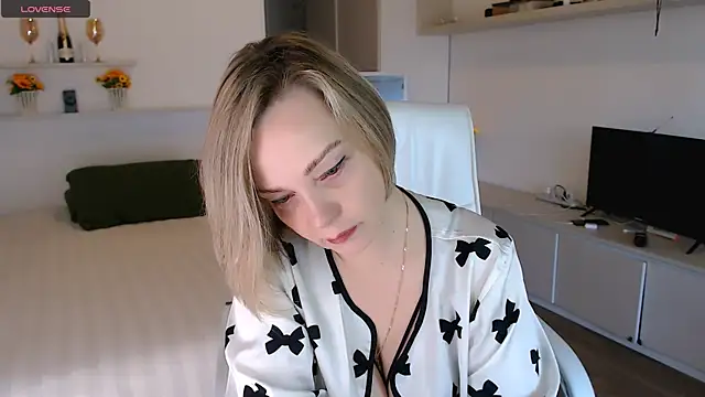 Snapshot of Tilly_Eliot chatting on 09-24-25, 01:58 Tilly Eliot online show from 09-24-25, 01:58