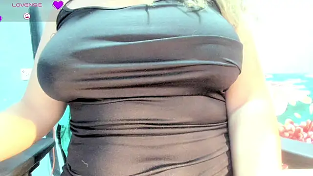 Snapshot of Tiffany_teressa chatting on 10-26-25, 04:18 Tiffany teressa online show from 10-26-25, 04:18