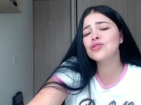 Snapshot of Aleska__Bell chatting on 09-08-25, 03:00 Aleska  Bell online show from 09-08-25, 03:00