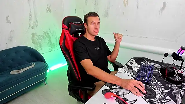 Snapshot of Raamoss chatting on 03-20-25, 11:38 Raamoss online show from 03-20-25, 11:38