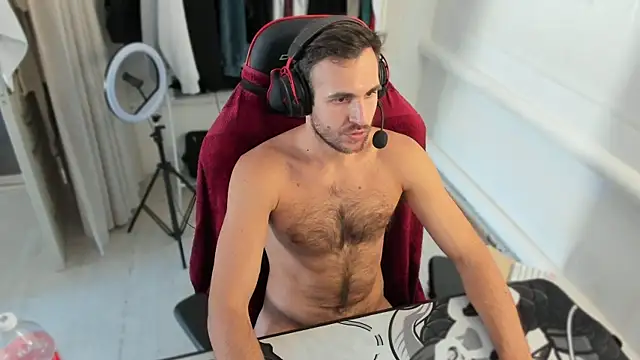 Snapshot of Raamoss chatting on 09-15-25, 11:32 Raamoss online show from 09-15-25, 11:32