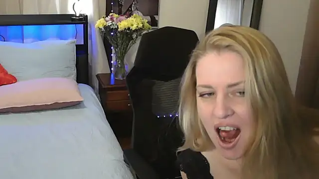 Snapshot of HollieBim chatting on 01-20-25, 03:18 HollieBim online show from 01-20-25, 03:18