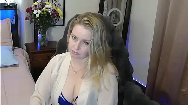 Snapshot of HollieBim chatting on 02-09-25, 04:46 HollieBim online show from 02-09-25, 04:46