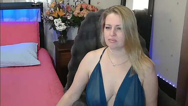 Snapshot of HollieBim chatting on 02-17-25, 02:37 HollieBim online show from 02-17-25, 02:37