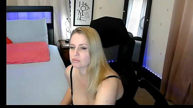 Snapshot of HollieBim chatting on 03-21-25, 02:51 HollieBim online show from 03-21-25, 02:51