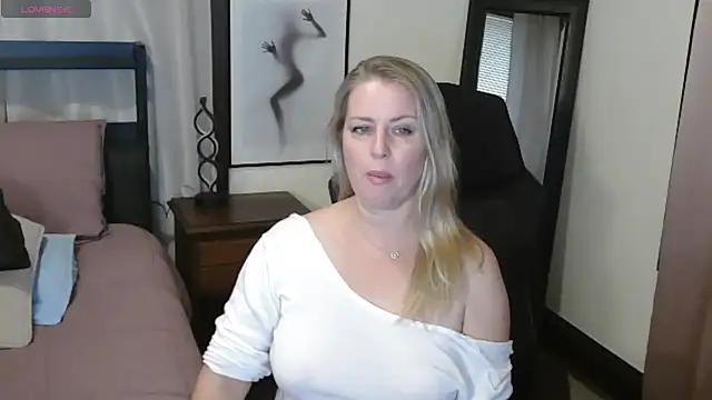 Snapshot of HollieBim chatting on 09-29-25, 01:38 HollieBim online show from 09-29-25, 01:38