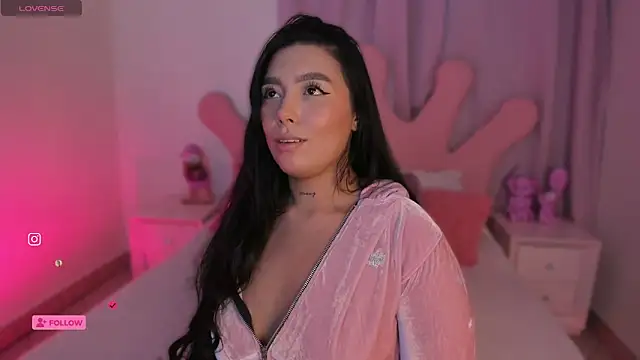 shantall vidales  online show from 10-13-25, 04:01