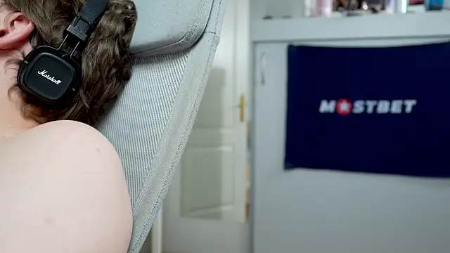 foxeslovefoxes online show from 01-07-25, 12:09