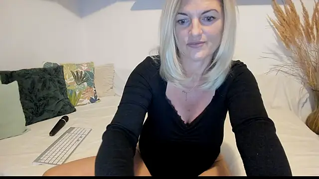 Snapshot of Jadore_able chatting on 09-27-25, 01:43 Jadore able online show from 09-27-25, 01:43